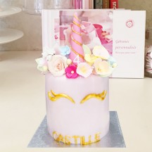 Gâteau Licorne couronne de fleurs sculptées